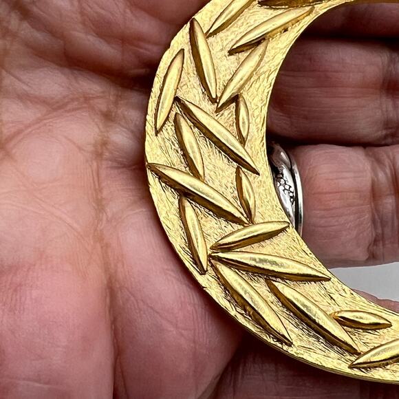 HANAE Mori Crescent Moon Brooch Pin Gold Tone Signed Costume Jewelry - Picture 4 of 7